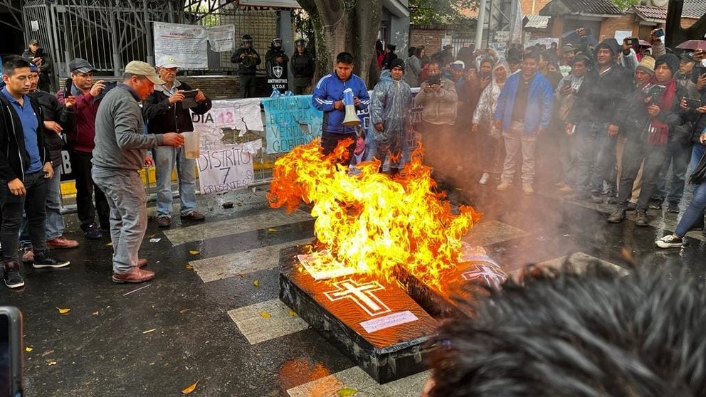 Lee más sobre el artículo Día 17 de vigilia: ‘evistas’ queman ataúdes, ‘entierran la democracia’ y alistan reunión nacional