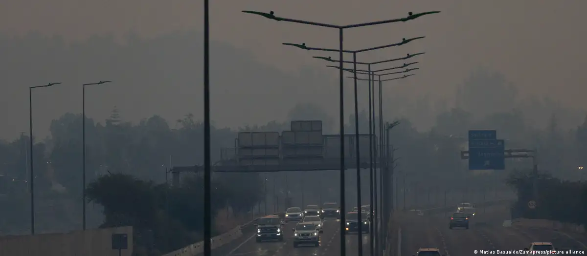 Lee más sobre el artículo Incendios forestales cubren de humo la capital chilena