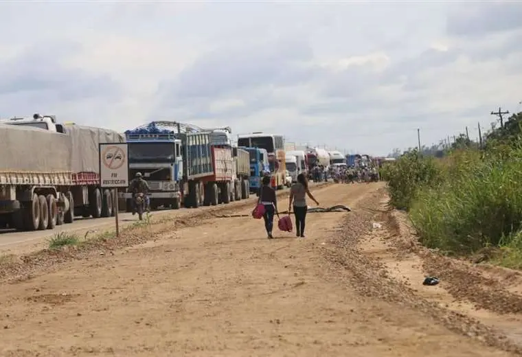 Lee más sobre el artículo Nuevo bloqueo de ruta en Portachuelo; una OTB y mototaxistas reclaman obras en el relleno sanitario