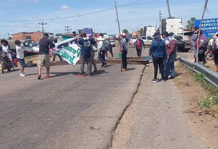 Lee más sobre el artículo Bloqueo en Puerto Paila restringe circulación entre Santa Cruz y Beni