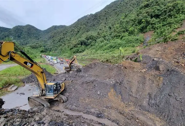 Lee más sobre el artículo Derrumbes en El Sillar dejan la carretera nueva Cochabamba – Santa Cruz cerrada por 48 horas