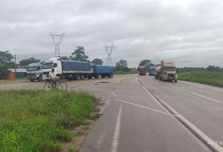 Lee más sobre el artículo Gobierno y transportistas del Trópico de Cochabamba llegan a acuerdo y levantan bloqueo