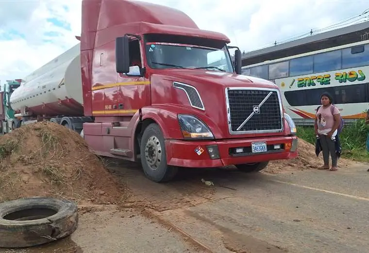 Lee más sobre el artículo Bloqueo de la carretera Santa Cruz-Cochabamba se levanta con cuarto intermedio de una semana