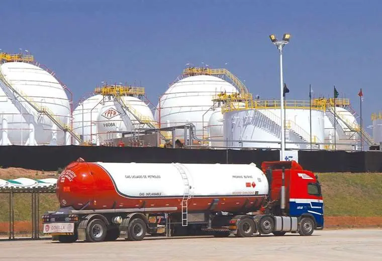 Lee más sobre el artículo Trabajadores de YPFB ven que mal estado de tanques en la Refinería Palmasola explica la pérdida de 91.000 litros de combustible