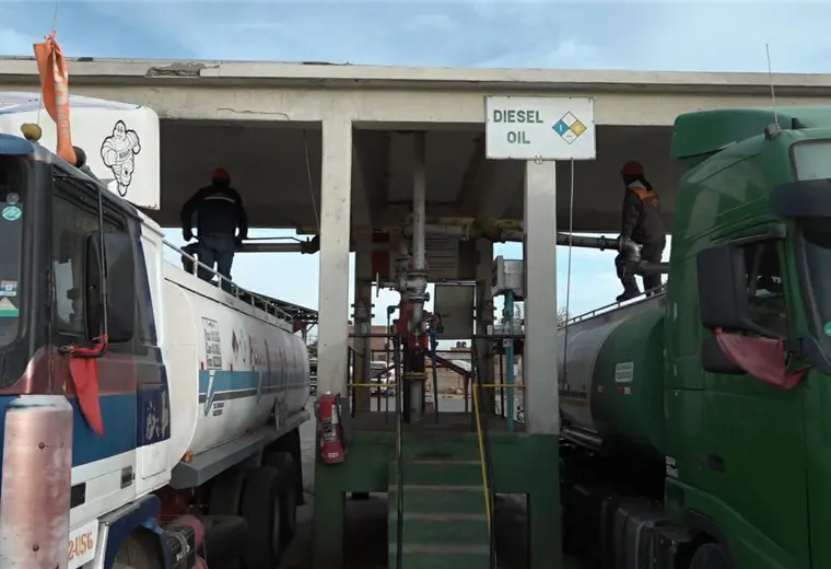 Lee más sobre el artículo YPFB incrementa entrega de diésel y gasolina para asegurar abastecimiento en Tarija