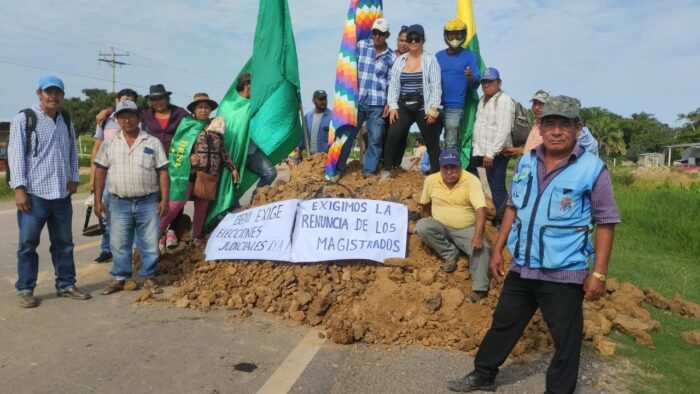 Lee más sobre el artículo En su sexto día, el bloqueo se mantiene concentrado en Cochabamba y el daño se acerca a los mil millones de dólares