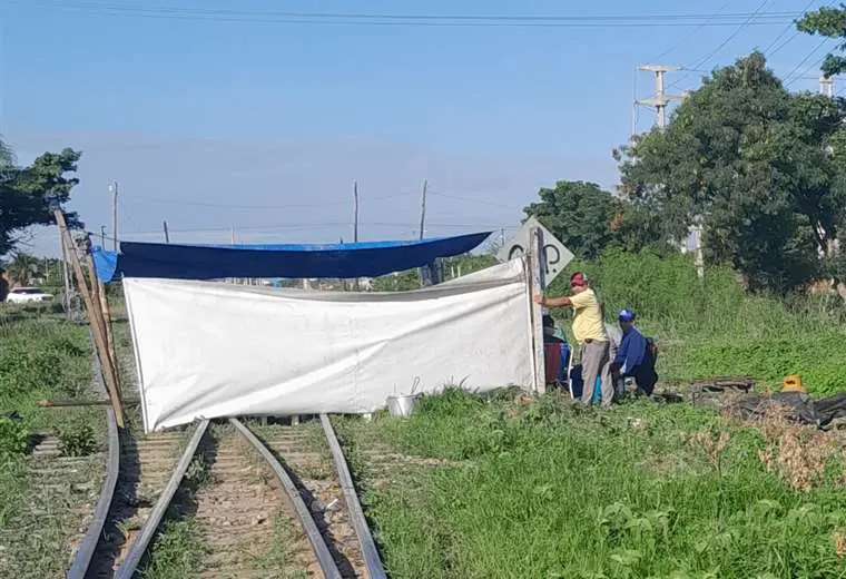 Lee más sobre el artículo Bloquean ingreso de trenes a la ciudad y ponen en riesgo suministro de combustibles para Santa Cruz