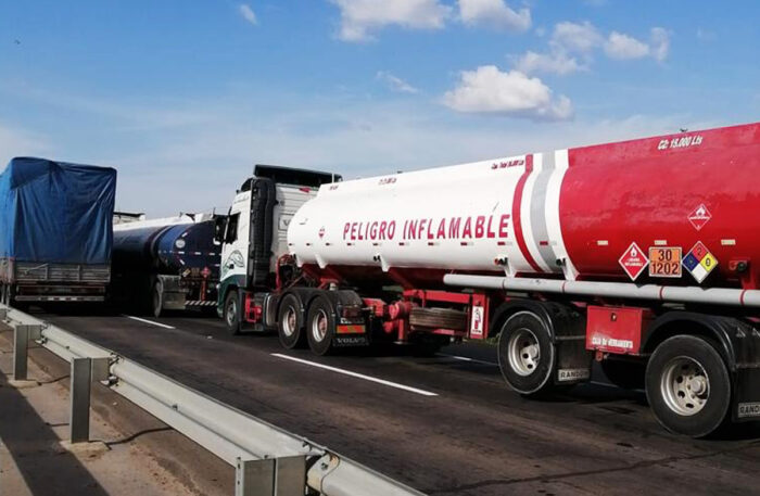 Lee más sobre el artículo Transporte pesado da 48 horas para intervenir bloqueos y apresar a Evo