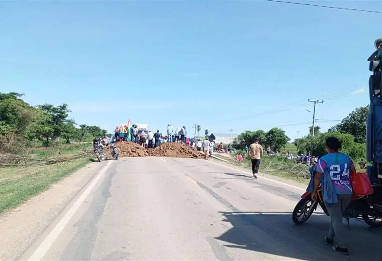 Lee más sobre el artículo Pobladores de San Julián bloquean la carretera a la Chiquitania en contra del alza del pasaje