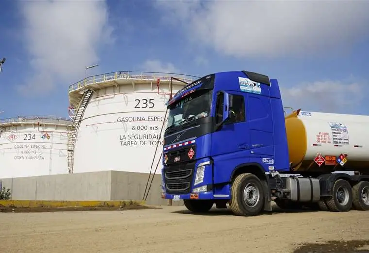 Lee más sobre el artículo YPFB despacha 536.000 litros de gasolina en provincias de La Paz