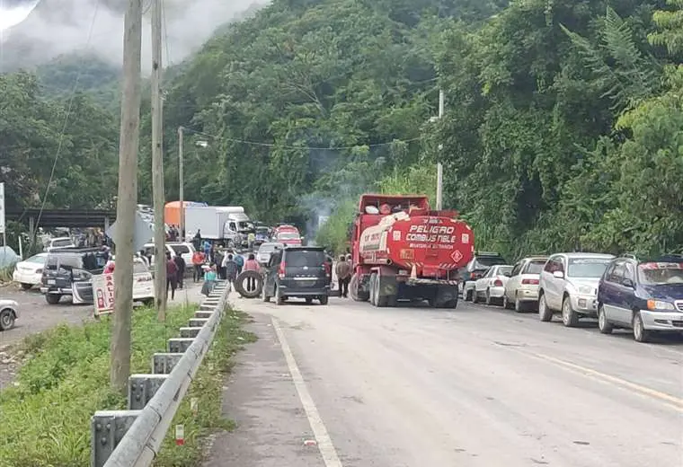 Lee más sobre el artículo Norte de La Paz: En Coroico bloquean por la falta de combustible