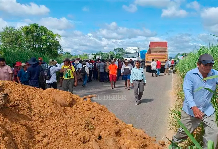 Lee más sobre el artículo Segundo día de bloqueo en Yapacaní: movilizados exigen tramo carretero