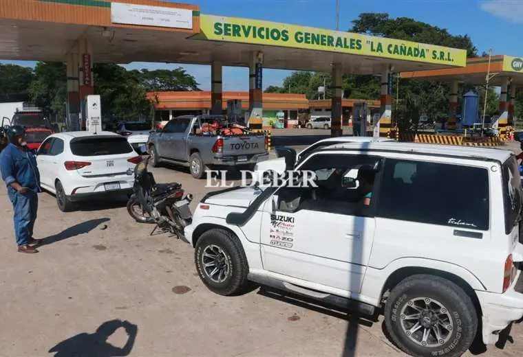 Lee más sobre el artículo YPFB dispuso 78,5 millones de litros de combustibles durante los bloqueos, pero las filas continúan en los surtidores