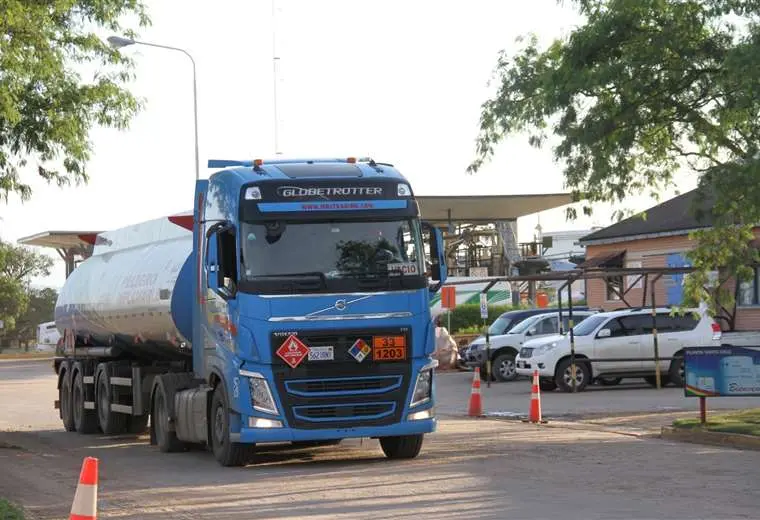 Lee más sobre el artículo YPFB dice que cuenta con 40 millones de litros entre gasolina y diésel para el mercado interno